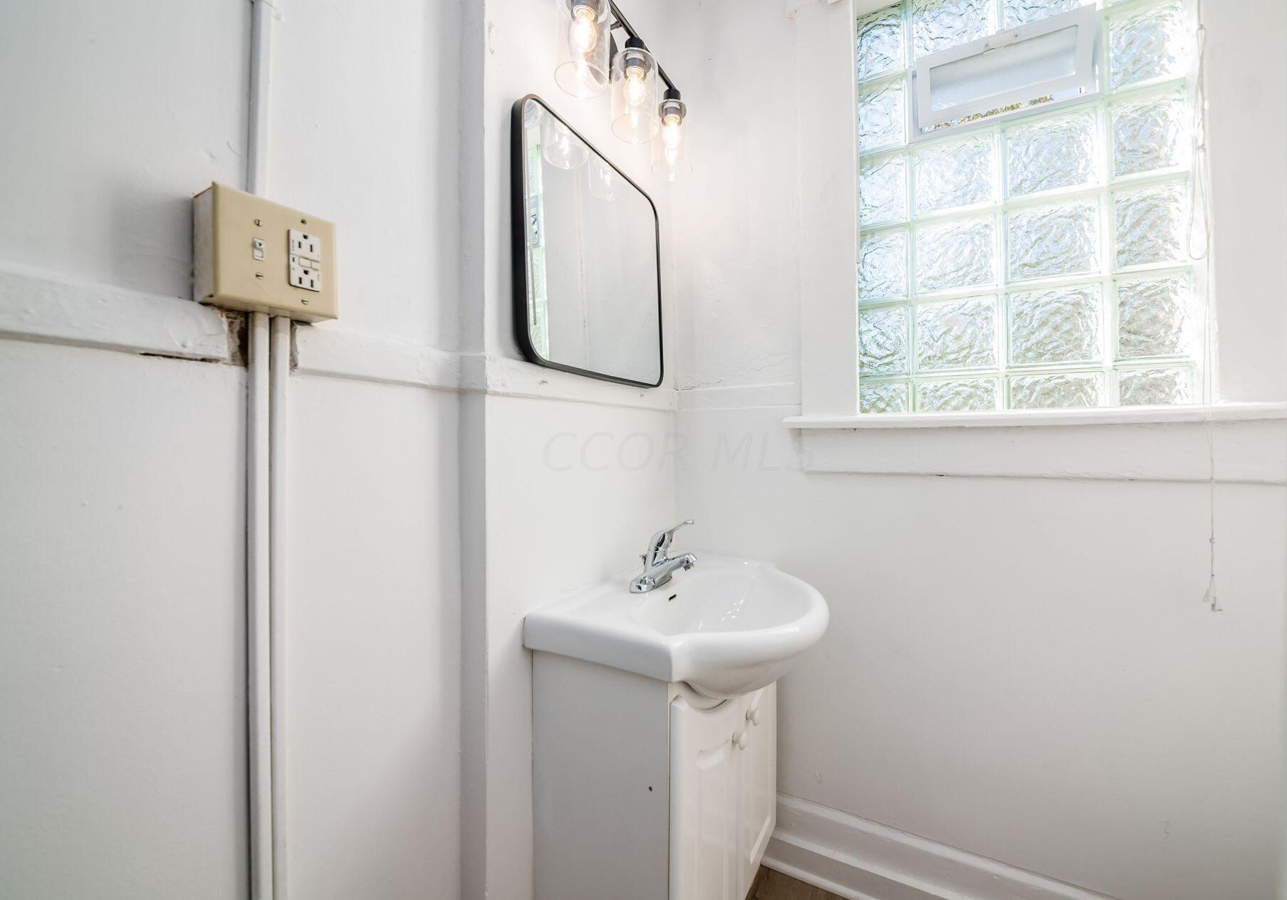 2243 Smt St, Columbus OH 43201-2106 exterior