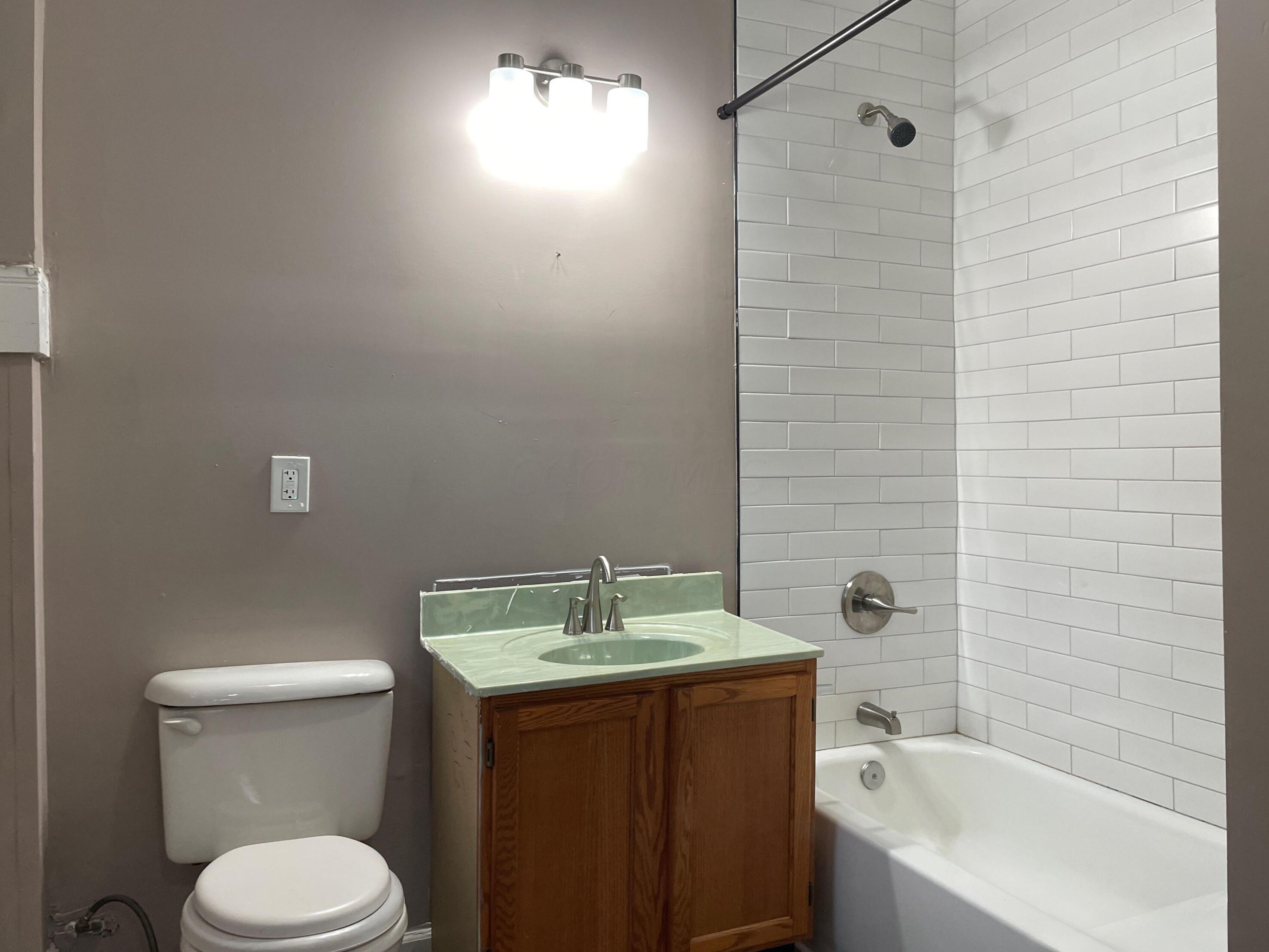 1390 Livingston Ave, Columbus OH 43209-2945 exterior