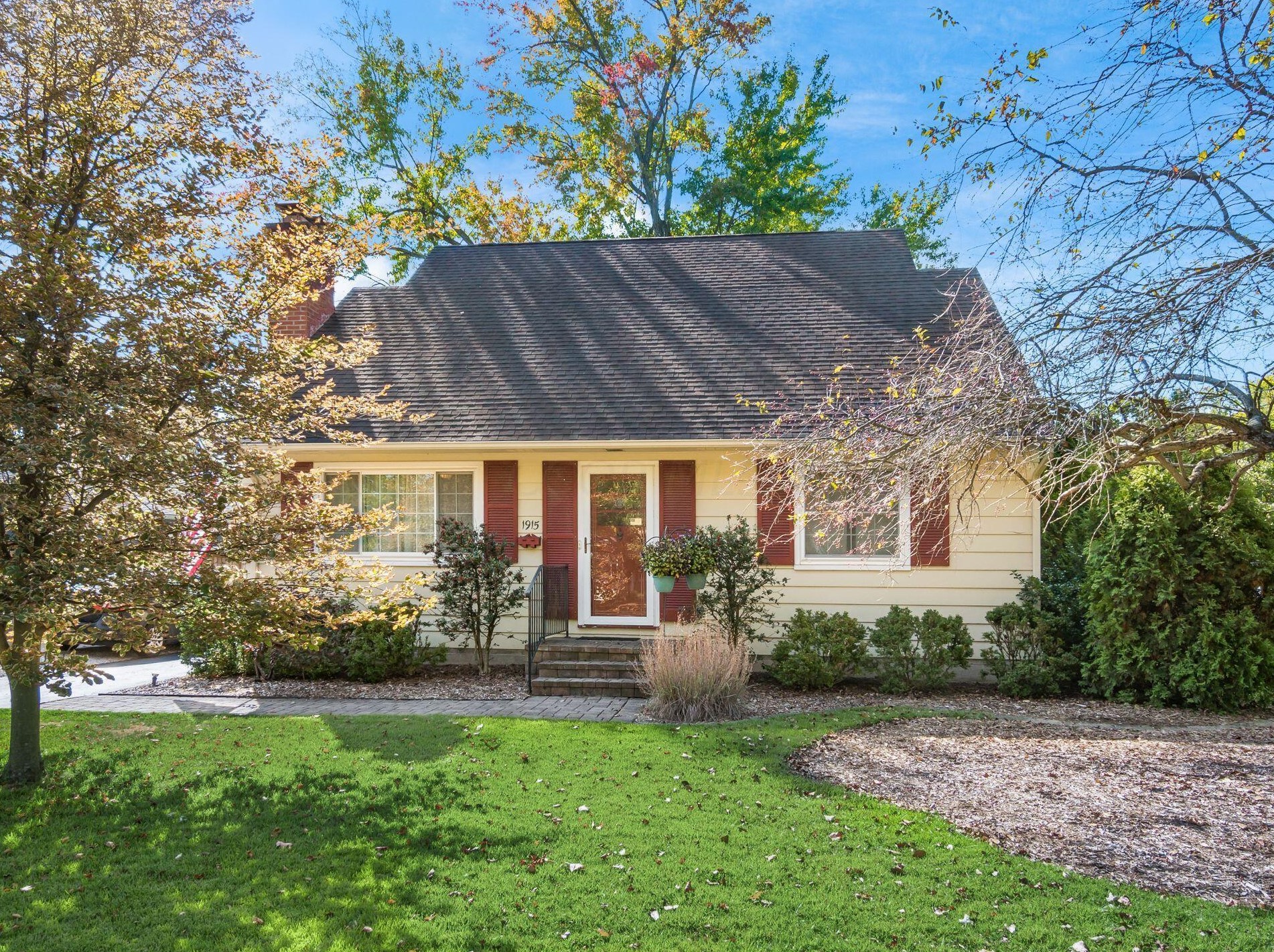 1915 Zollinger Rd, Columbus, OH 43221-1925