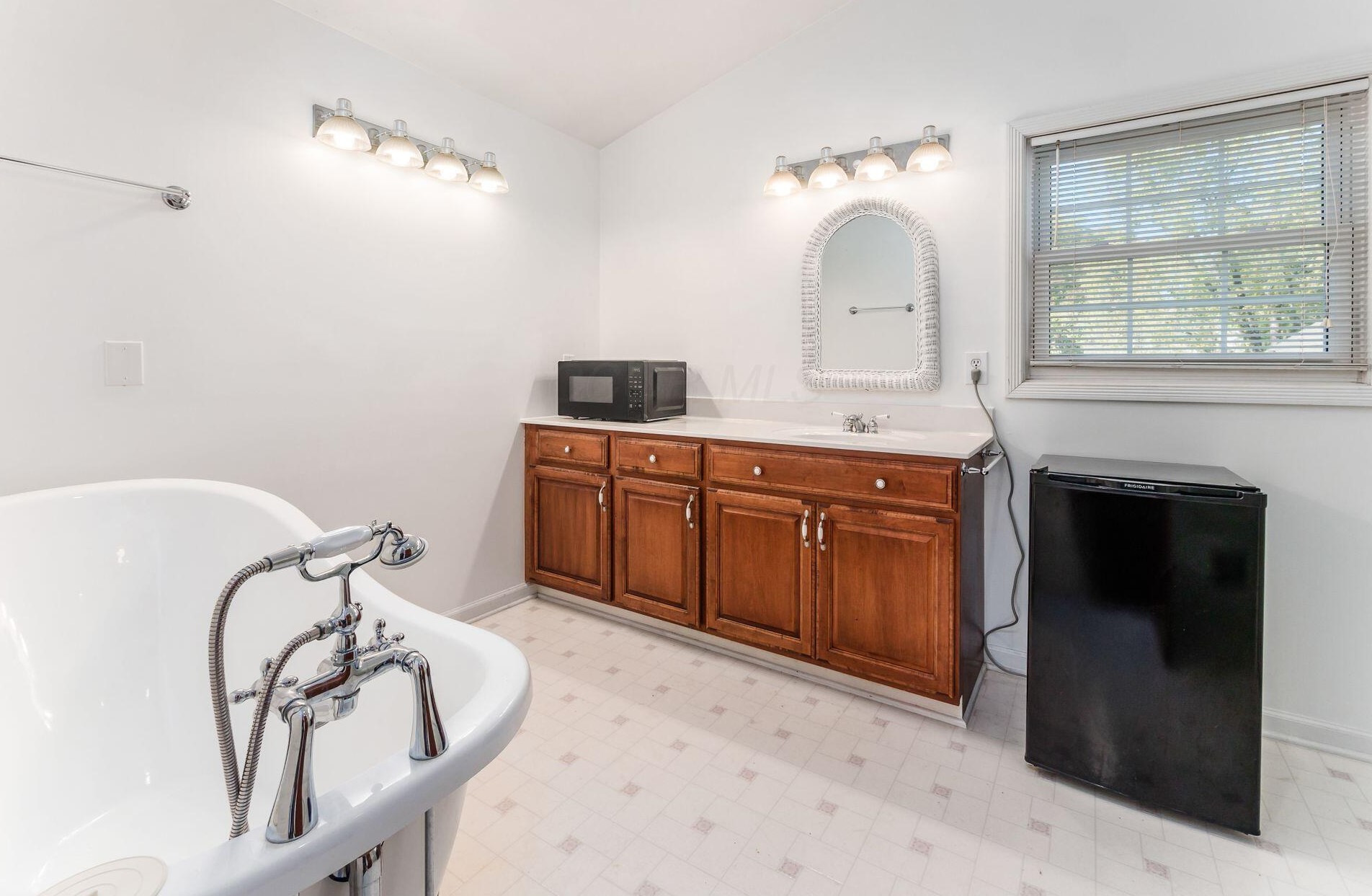 1915 Zollinger Rd, Columbus OH 43221-2914 exterior