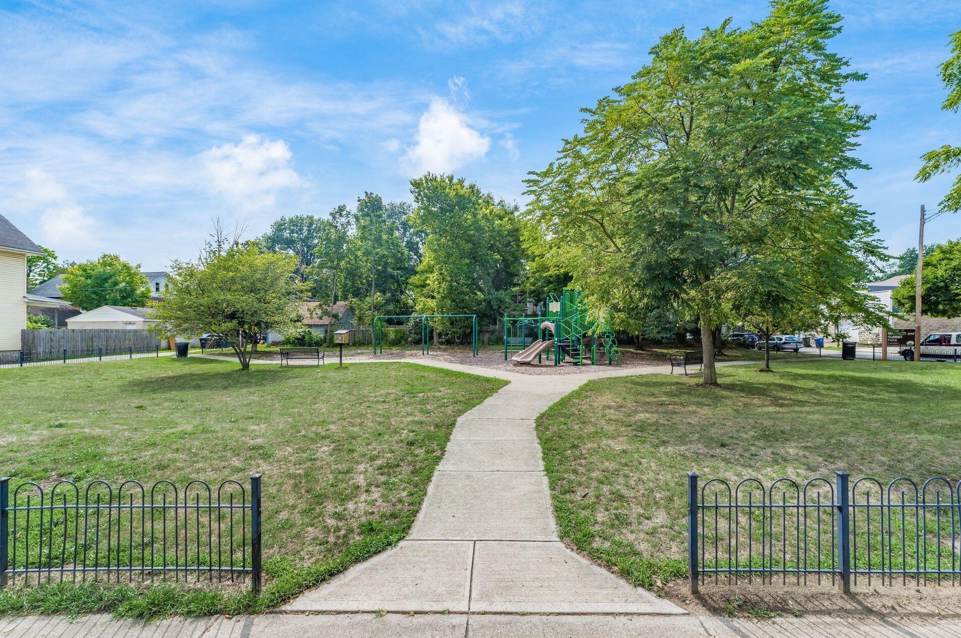 2339 Smt St, Columbus OH 43202-3111 exterior