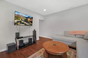 319 E Barthman Ave, Columbus, OH 43207 - Photo 6