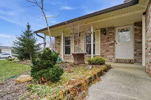 2800 Amana Ct, Columbus, OH 43235 - Photo 2