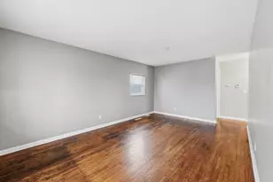 2288 Hiawatha Park Dr, Columbus, OH 43211 - Photo 4