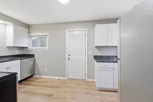 2288 Hiawatha Park Dr, Columbus, OH 43211 - Photo 8