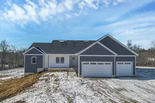 725 Trapp Ln, Hopewell, OH 43746 - Photo 1