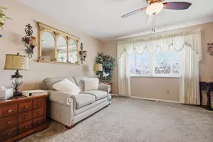670 Hillsdale Dr, West Jefferson, OH 43162 - Photo 4