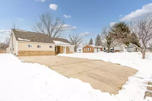 424 Hoopengarner St, Wapakoneta, OH 45895 - Photo 2