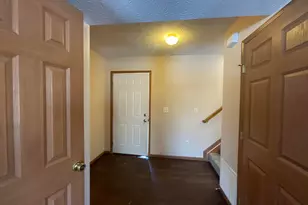 2572 Edencreek Ln, Columbus, OH 43207 - Photo 2