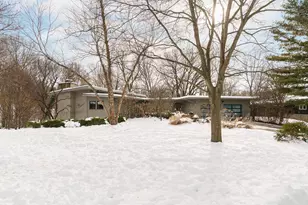 2837 Canterbury Ln, Columbus, OH 43221 - Photo 2