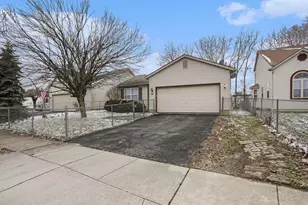 793 Crevis Ln, Columbus, OH 43228 - Photo 2