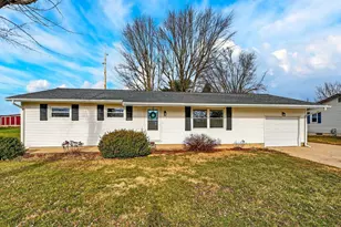 200 Meadow Dr, Circleville, OH 43113 - Photo 2