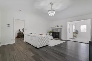 384 Sandburr Dr, Columbus, OH 43230 - Photo 2