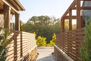 2402 Quarry Trails Dr, Columbus, OH 43228 - Photo 2