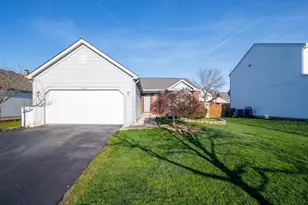 1034 Crossbrook Blvd, Galloway, OH 43119 - Photo 2