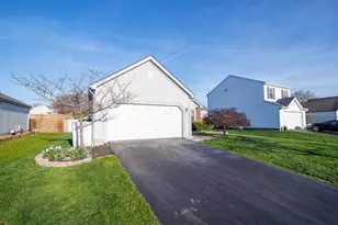 1034 Crossbrook Blvd, Galloway, OH 43119 - Photo 1