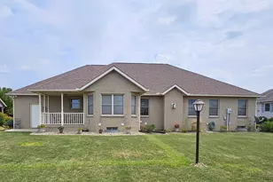 1123 Hillcrest Dr, Bucyrus, OH 44820 - Photo 2