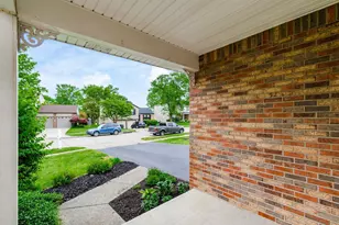 2133 Meadow Hills Ct, Columbus, OH 43228 - Photo 4