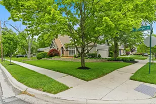 2350 Zollinger Rd, Upper Arlington, OH 43221 - Photo 4
