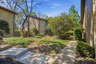 3155 Griggsview Ct, Columbus, OH 43221 - Photo 2