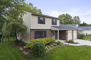 424 Green Meadows Dr W, Powell, OH 43065 - Photo 2