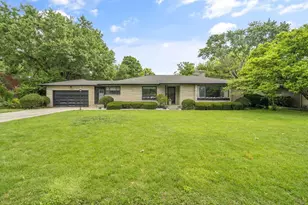 2424 Beverly Pl, Columbus, OH 43209 - Photo 2