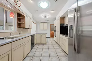 2690 Burnaby Dr, Columbus, OH 43209 - Photo 8
