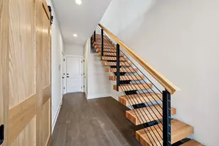 2262 Quarry Trails Dr, Columbus, OH 43228 - Photo 2