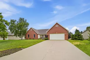 656 Gardenview Cir, Lima, OH 45801 - Photo 2