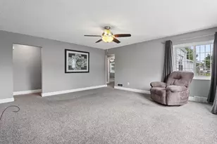 387 Maple Dr, Columbus, OH 43228 - Photo 8