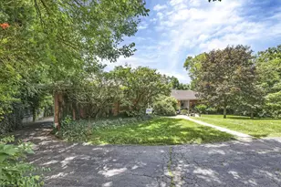 2715 Charing Rd, Upper Arlington, OH 43221 - Photo 4