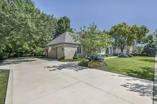 5976 Heritage Lakes Dr, Hilliard, OH 43026 - Photo 2