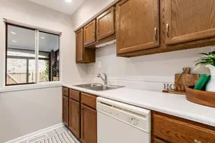911 Manor Ln, Columbus, OH 43221 - Photo 10