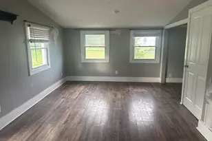 121 W Center St, London, OH 43140 - Photo 2