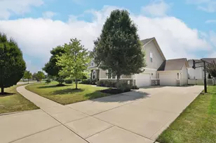 2607 Lori's Way, Grove City, OH 43123 - Photo 2