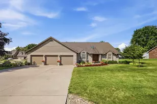 1097 Countryside Dr, Washington Court House, OH 43160 - Photo 1