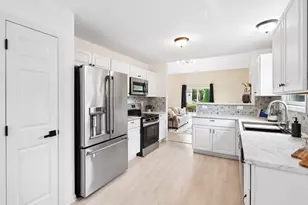 321 Amber Light Cir, Delaware, OH 43015 - Photo 4
