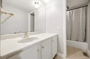 952 Chatham Ln, Columbus, OH 43221 - Photo 12