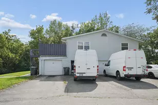 699 Cherry Hollow Rd, Columbus, OH 43228 - Photo 2