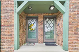 1577 Sandringham Ct, Columbus, OH 43220 - Photo 2