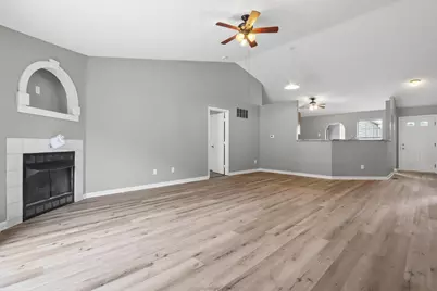 385 Oak Village Drive, Columbus, OH 43207 - Photo 14