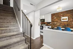 2815 Chateau Cir S, Columbus, OH 43221 - Photo 2