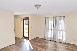 1054 Esther Dr, Columbus, OH 43207 - Photo 4