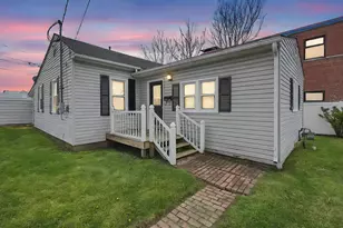 137 E Mill St, Circleville, OH 43113 - Photo 1