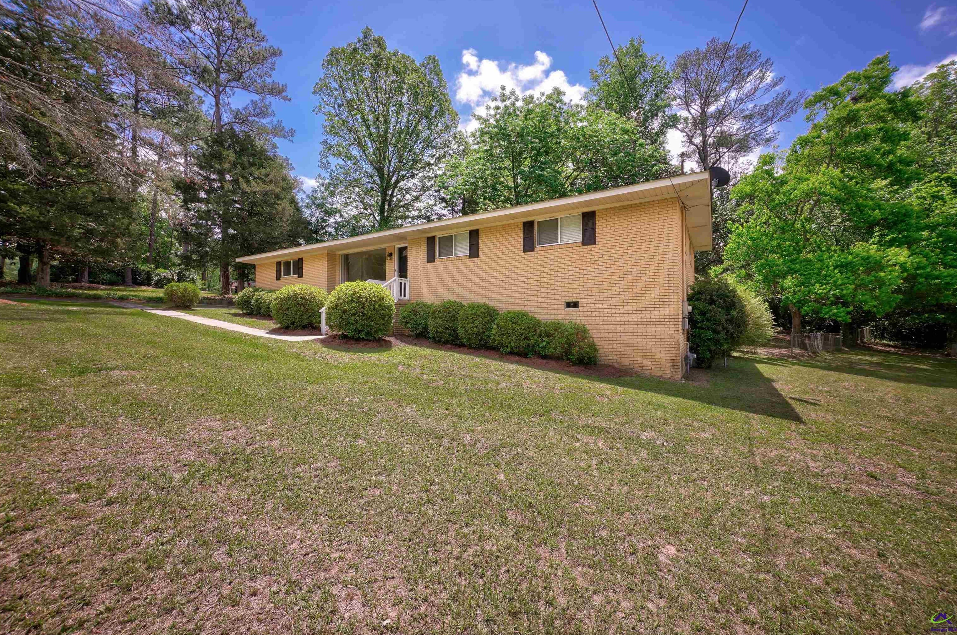 202 Woodland Dr, Warner Robins, GA 31088