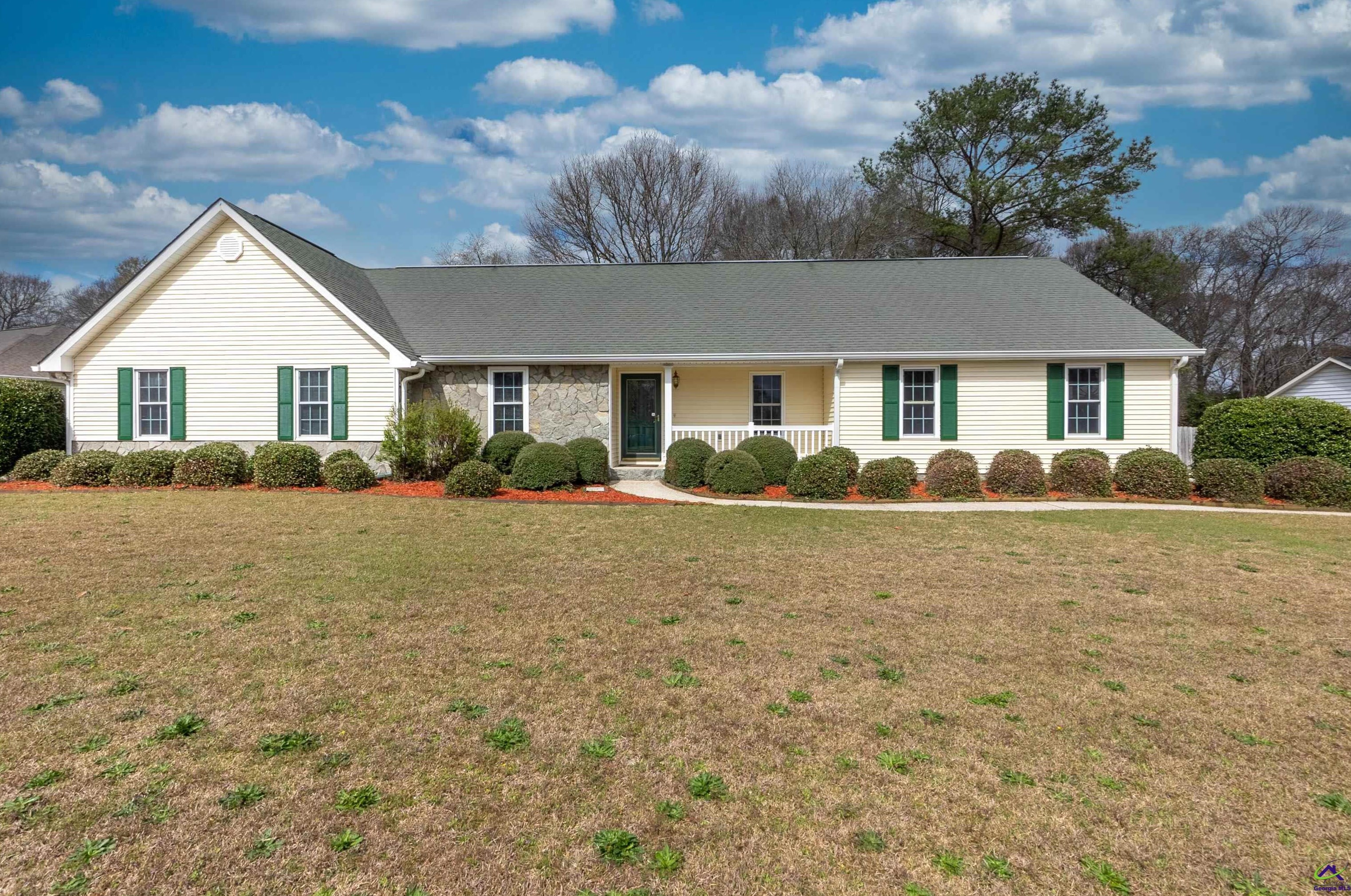 216 Crestwood Cir, Lithonia, GA 31028-1420