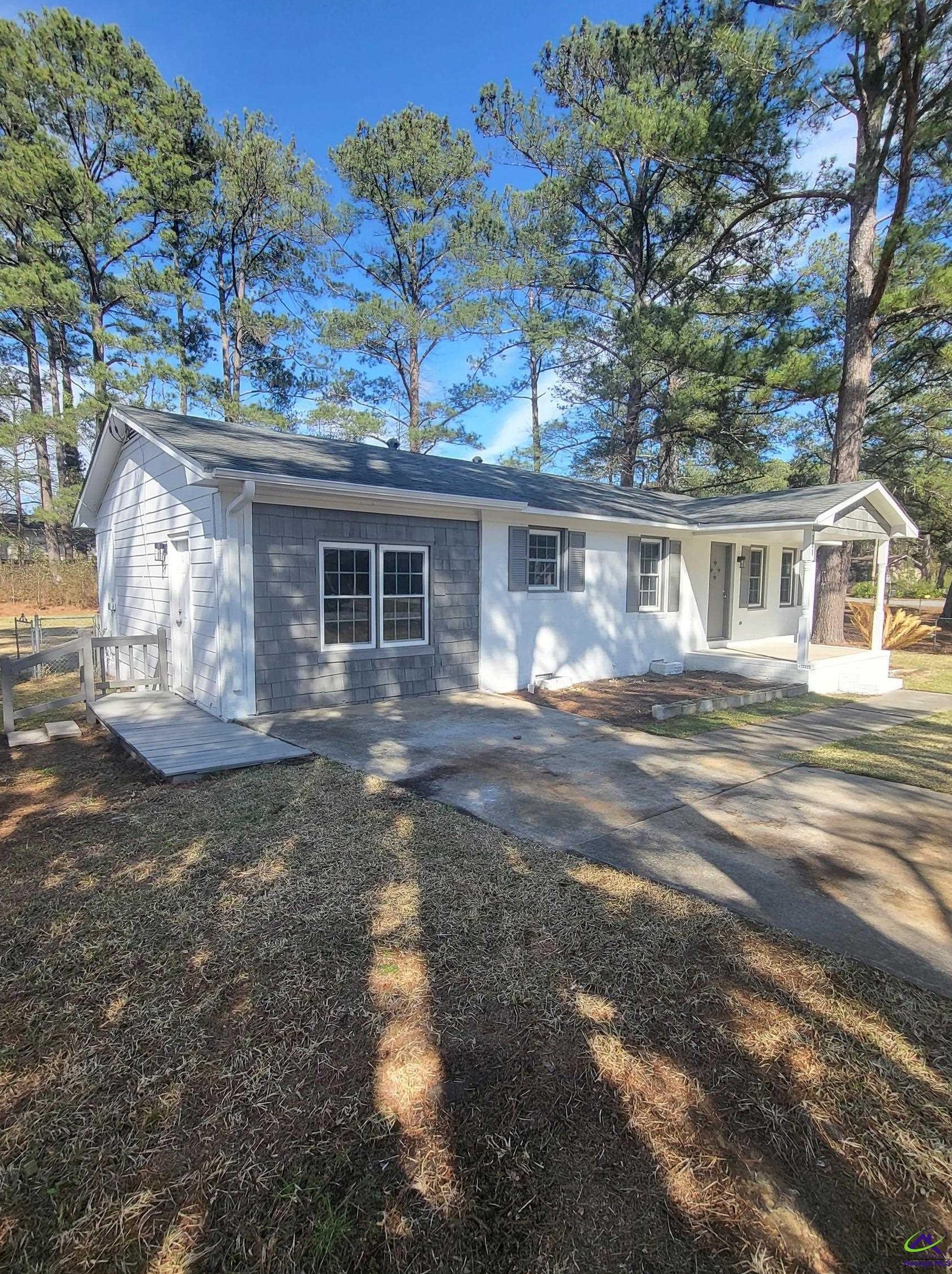 141 Edgewood Cir, Barnesville, GA 30204-1813