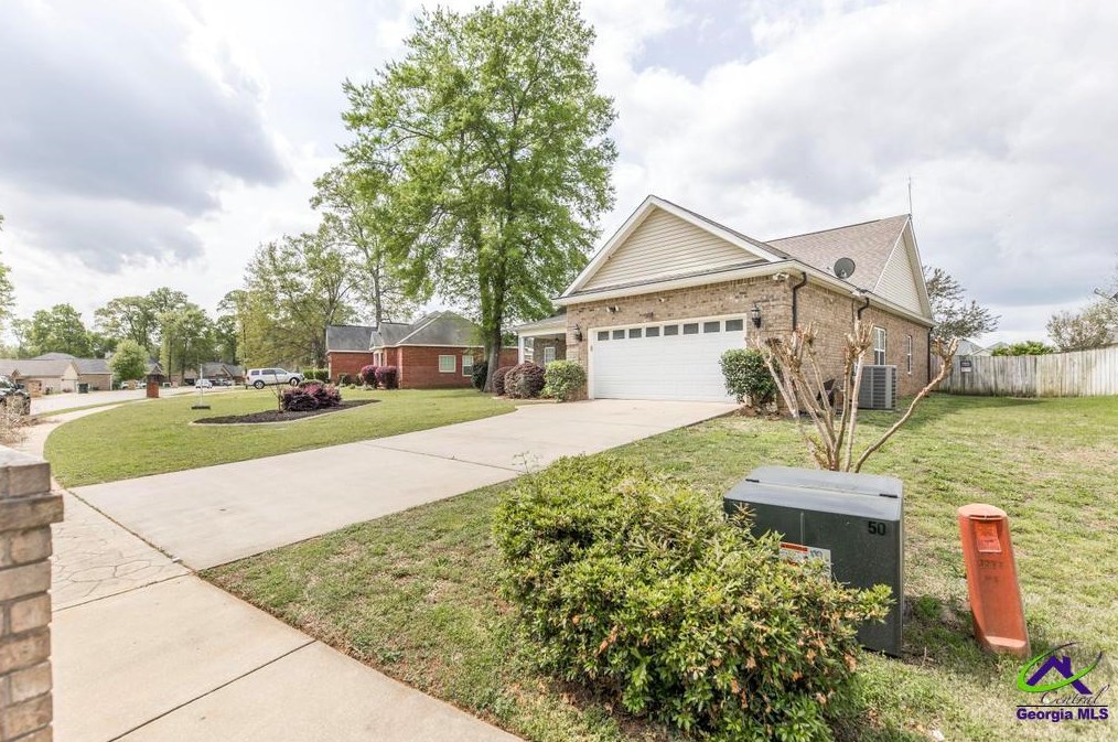 302 Hunts Landing Dr, Kathleen, GA 31047