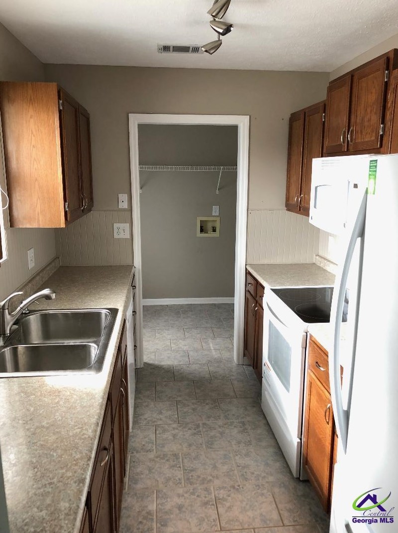 100 Ashlund Dr, Lithonia, GA 31028