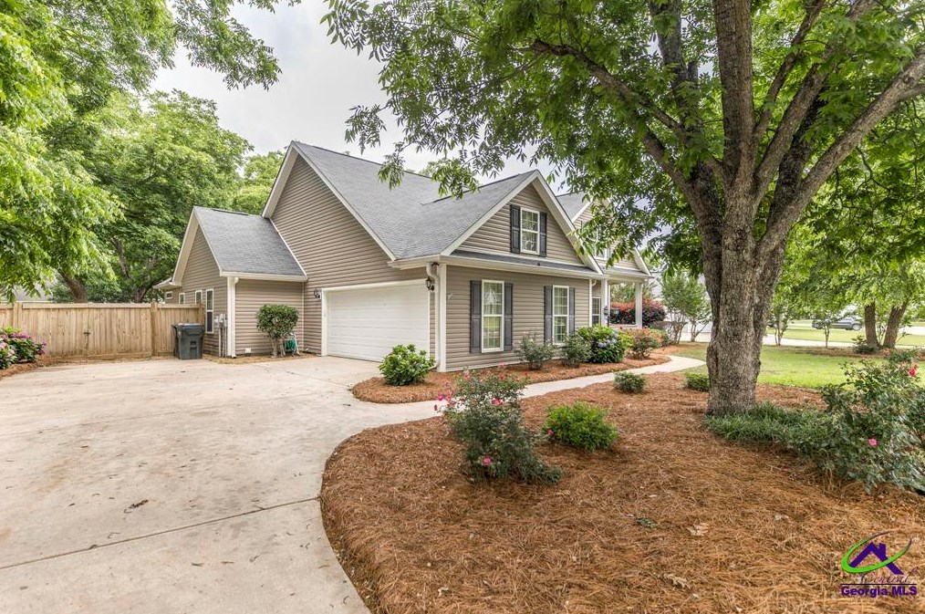 222 Grove Ln, Kathleen, GA 31047